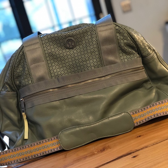 lululemon athletica Handbags - Lululemon gym bag lululemon athletica Handbags - Lululemon gym bag